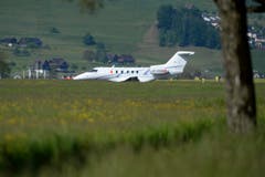 Der neue Jet PC-24 der Pilatus Flugzeugwerke bei seinem ersten Start am Montag 11. Mai 2015 auf dem Flugplatz in Buochs. (Bild: URS FLUEELER)
