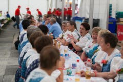 Im Festzelt sitzen die Chöre zum Mittagessen beisammen. (Bild: Roger Zbinden (Neue NZ))