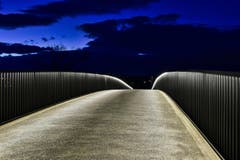Es wird Nacht auf der neuen Brücke über die Tangente. Ein gelungenes Bauwerk und für Fotografen tolle Möglichkeiten (Bild: Ernst Rohrer)