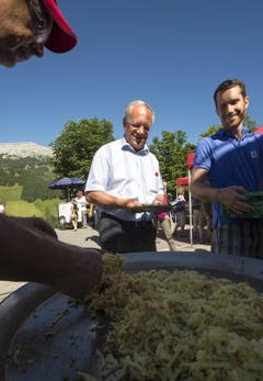 Bundesrat Johann Schneider- Ammann besucht am 1. August den Birkenhof in Sörenberg, um am 1. Augustbrunch teilzunehmen. Die Familie Schnider begrüsst den Bundesrat vor der Kulisse des Schratten. (Bild: Keystone)