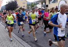 Der Aegeriseelauf mit vielen Teilnehmern im Bild vor dem Start Läufer. (Bild: Werner Schelbert (Neue ZZ))