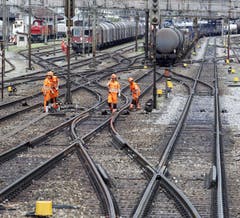 Im Bahnhof Erstfeld stehen die Züge bereit zur Fahrt in Richtung Süden. (Bild: Keystone)