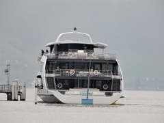 Nur wer ganz vorsichtigt anlegt und den Steg nicht rammt, behandelt dieses wunderschöne Schiff wie ein "roher Diamant" ! (Bild: Margrith Imhof-Röthlin)