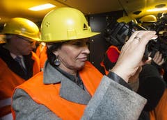 16.12.2013: Bundesrätin Doris Leuthard hält den historischen Moment in der Kabine des testzuges mit ihrem Handy fest. (Bild: Keystone)