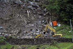 Ein ferngesteuerter Bagger im Einsatz. (Bild: Pius Amrein / Neue LZ)