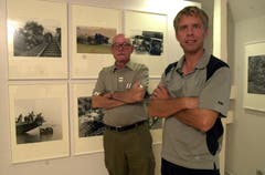 Josef und Daniel Reinhard mit ihren Bildern an den Bieler Fototagen 2004. (Bild: Josef Reinhard)