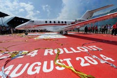 Das neue PC-24 Flugzeug anlässlich des festlich gefeierten Rollouts am Freitag, 1. August, auf dem Flugplatz Buochs im Kanton Nidwalden. (Bild: Keystone)