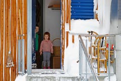 Anna Lena und Paul Ziegler staunen: so viel Schnee! (Bild: Philipp Schmidli/Neue LZ)