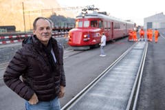 Renzo Simoni, Vorsitzender der Geschäftsleitung AlpTransit Gotthard AG, posiert am Freitag, 31. Oktober 2014, in Biasca vor dem Roten Pfeil. (Bild: SIGI TISCHLER)