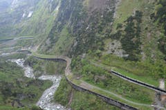 Die Schlangenlinie der Schöllenenstrasse. Das Trassee der Bahn verläuft weiter oben und befindet sich an der fraglichen Stelle in einem Tunnel. (Bild: Florian Arnold / Neue UZ)
