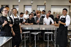 Küchenchef Johan Breedijk (vierter von rechts) und Hoteldirektor Fritz Erni (sechster von rechts) weihen die neue Erlebnisküche ein. (Bild: Nadia Schärli / Neue LZ)