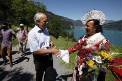 Bundesrat Johann Schneider-Ammann, links, begrüsst Liz Aufdermaur. (Bild: Keystone)