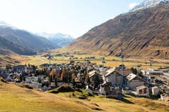 Blick vom Oberalppass auf die Talebene mit Andermatt und dem markanten Hotelbau links vom Bahnhof. (Bild: PD / ASA / E.T. STUDHALTER)