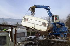 Der Campingplatz Sarnen wird nach dem Unwetter 2005 aufgeräumt. (Bild: Neue OZ / Josef Reinhard)