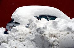 Schnee bedeckt ein Auto in Wassen. (Bild: Keystone)