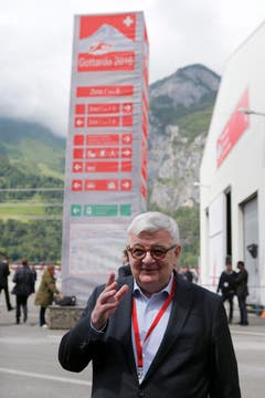 Joschka Fischer, ehemaliger deutscher Aussenminister, will den Höhepunkt europäischer Transportgeschichte nicht verpassen. (Bild: Keystone / Alexandra Wey)