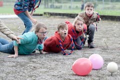Am Kantonaltag der Pfadi Luzern messen sich Pfader bei verschiedenen Spielen rund um das Kloster Baldegg. (Bild: Pius Amrein / Neue LZ)