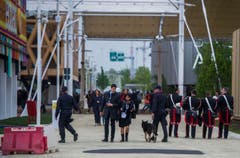Besucher und Sicherheitskräfte an der Expo Milano. (Bild: SAMUEL GOLAY)
