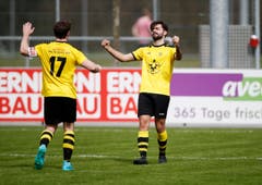 Die Baarer-Spieler Fatium Sylejmani (rechts) und Ronny Mazenauer freuen sich das 2:0. (Bild: Stefan Kaiser / Neue ZZ)