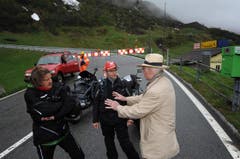 Zwei Töfffahrer und ein Autofahrer warten, bis in Hospental die Barriere öffnet. (Bild: Urs Hanhart / Neue UZ)