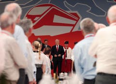 Zum Schluss wird gesungen: Johann Schneider-Ammann intoniert den Schweizer Psalm. (Bild: Keystone / Alexandra Wey)