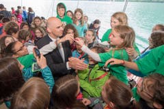 Bundesrat Alain Berset war bei den Schülern sehr gefragt. (Bild: Keystone / Urs Flüeler)