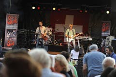 Die Herren von "Span" auf der Bühne an der 1. August-Feier in Zug am See. (Bild: Maria Schmid / Neue ZZ)