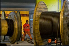 02.04.2013: Kilometerweise wird Kabel im neuen Bahntunnel verlegt. (Bild: Keystone)