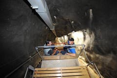 Die beiden Talsperrenwärter Franz Baumann und Bernhard Mattli auf dem Weg in den tiefsten Punkt vom Stausee. Talsperre ist als anderes Wort für Staudamm. (Bild: Eveline Beerkircher / Neue LZ)