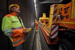 Arbeiter Sauro Venturi beobachtet den Abtransport eines Lüftungsrades. (Bild: Keystone)