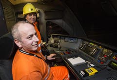 16.12.2013: Bundesrätin Doris Leuthard im ersten Zug, der mit 160 km/h durch den Tunnel braust. (Bild: Keystone)