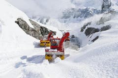 Schneefräsen kämpfen sich am 9. Mai auf den Gotthard. (Bild: Keystone)