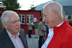 Der OK-Präsident der Andermatter Freilichtspiele, Christoph Gähwiler, begrüsst alt Bundesrat Christoph Blocher. (Bild: Bruno Arnold / Neue UZ)
