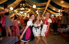 Lozärner Oktoberfest am 11. September 2004 beim Eiszentrum Luzern. Im Bild von links Miriam Gerber, Michele Glanzmann und Annina Dietziker. (Bild: Corinne Glanzmann)