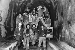 Tunnelarbeiter feiern im Mai 1982 anlässlich der Gleisverbindung des Furkatunnels und stossen auf ein gutes Gelingen der weiteren Arbeiten an. (Bild: Keystone / Str)
