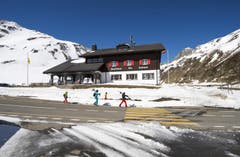 17. April 2014: Der Oberalp ist offen. (Bild: Keystone)