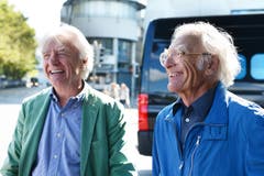Samstagmittag hinter dem KKL: Emil Steinberger kurz nach der Ankunft. Rechts Pianist Hans K. Müller, der für den musikalischen Rahmen sorgt. (Bild: Eveline Beerkircher/Neue LZ)