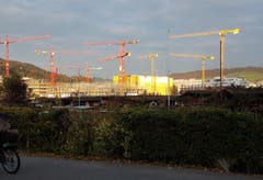 Das "goldene" Gebäude spiegelte die Morgensonne. (Bild: Birgit Lehner, Luzern)