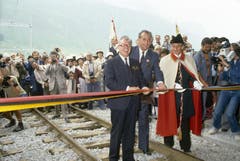 Bundesrat Leon Schlumpf, Vorsteher des Eidgenössischen Verkehrs- und Energiewirtschaftsdepartementes, durchtrennt am 25. Juni 1982 in Oberwald das Band und eröffnet feierlich den Furkatunnel. (Bild: Keystone / Str)