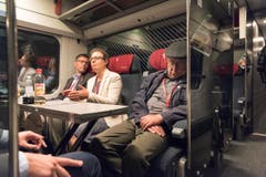 Ein Ticketgewinner testet das Nickerchen im Tunnel. (Bild: Keystone / Epa / Christian Beutler)