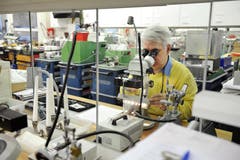 Der Luzerner Goldschmied Urs Welti bei der Arbeit. (Bild: Corinne Glanzmann / Neue LZ)
