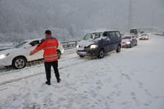 Die Polizei leitet den Verkehr bei Amsteg am Mittwochabend ab der Autobahn. (Bild: Florian Arnold)