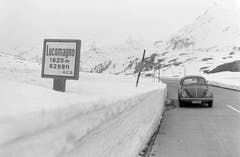Ein VW-Käfer passiert auf der Passstrasse ein Strassenschild, welches die Passhöhe am Lukmanier in der italienischen Schreibweise: "Lucomagno" ankündigt, aufgenommen am 2. Mai 1972. Der Lukmanier verbindet das bündnerische Vorderrheintal mit dem Tessiner Bleniotal. (Bild: Keystone)