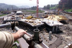 Ein augenfälliges Bauwerk der Autobahnerweiterung ist der Kreisel im Schlund. So sieht er am 29. April 2001 aus. (Bild: NEUE LZ/PETER APPIUS)