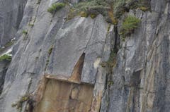 Deutlich ist die Stelle sichtbar, an der sich das Gestein gelöst hat. (Bild: Florian Arnold / Neue UZ)
