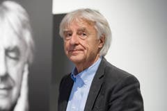 Emil Steinberger posiert vor seinem Porträt. (Bild: Keystone)