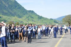 Schaulustige verfolgen, wie der PC-24 am 11. Mai 2015 vom Flugpatz Buochs zu seinem Jungfernflug abhebt. (Bild: Matthias Piazza (Neue NZ))