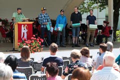 1. August in Engelberg. Sporlerehrung im Kurparpark: Xaver Arnold (links mit Kappe), Stefan Matter, Christian Arnold und Thomas Arnold vom Seilziehclub Engelberg. (Bild: Roger Zbinden)