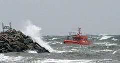 Im schwedischen Ystad schaukelt ein Schlepperboot in den Wogen. (Bild: Keystone)