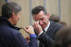Den Tränen nahe: Wahlfeier für Beat Jörg in Gurtnellen. (Bild: Philipp Schmidli / Neue LZ)